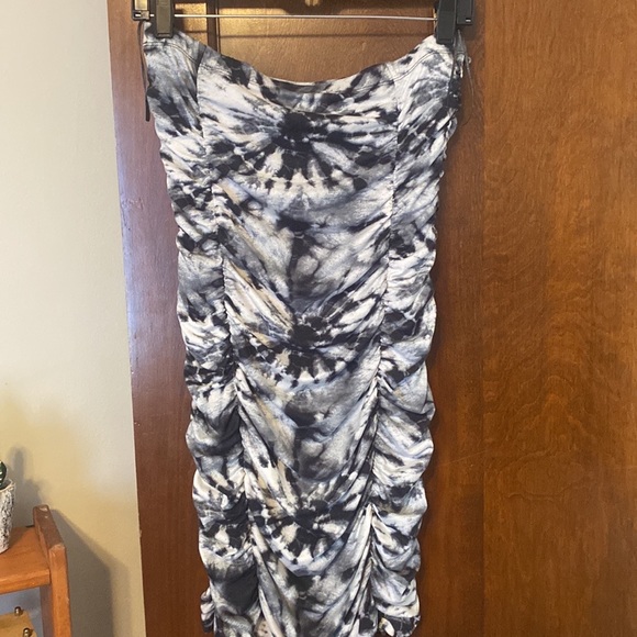 Capella black and white Smokey ruched dress 😍😍 - Picture 8 of 9